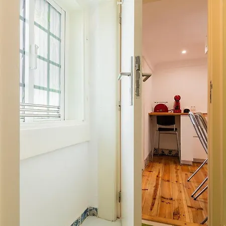 Attic With Balcony In Bairro Alto * ליסבון