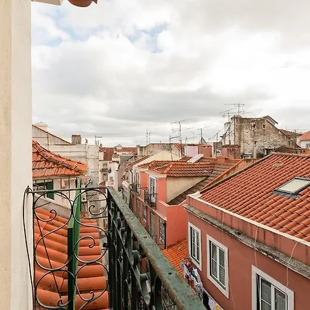 Attic With Balcony In Bairro Alto דירה