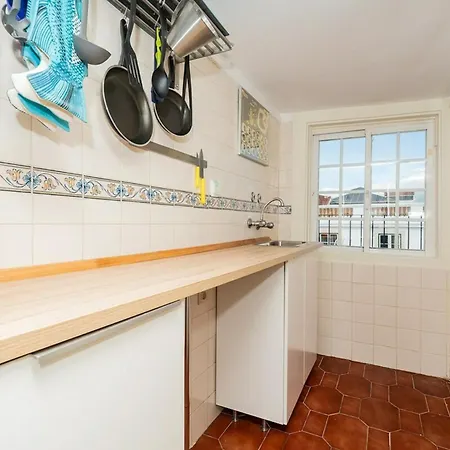 Attic With Balcony In Bairro Alto 리스본
