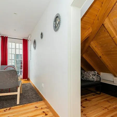 아파트 Attic With Balcony In Bairro Alto