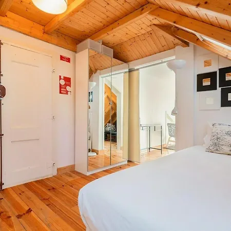 아파트 Attic With Balcony In Bairro Alto
