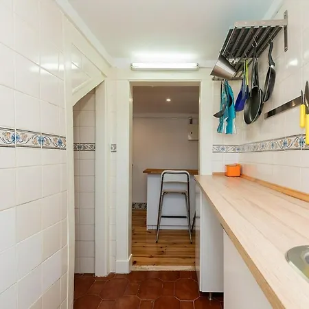Attic With Balcony In Bairro Alto 리스본