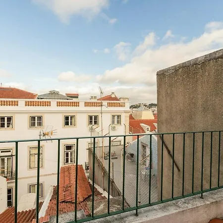 Attic With Balcony In Bairro Alto * 리스본