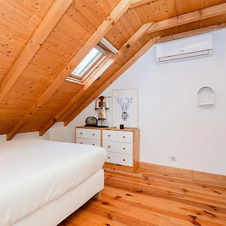 Attic With Balcony In Bairro Alto 아파트 리스본